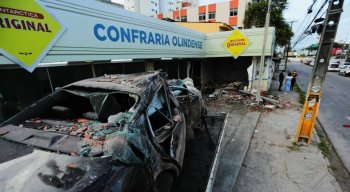 Fachada do restaurante ficou completamente destruída. O veículo era um Toyota Camry.