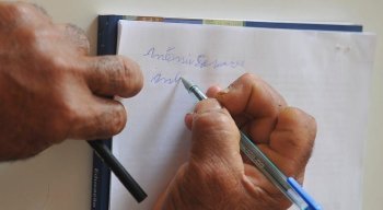 Apesar de ter registrado queda, os dados mostram que 18% daqueles com 60 anos ou mais são analfabetos no Brasil
