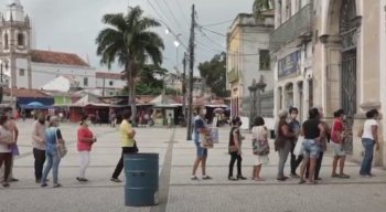Fiéis fazem fila em frente à Basílica do Carmo, no Recife