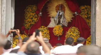 Fiés foram até a Basílica de Nossa Senhora do Carmo agradecer às graças mesmo debaixo de chuva.