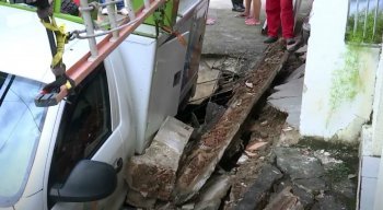 O carro da Celpe caiu em um buraco na Zona Norte do Recife
