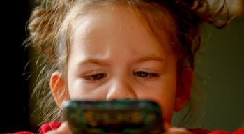 Crianças podem ficar muitas horas expostas a telas de eletrônicos e isso prejudicar a visão delas