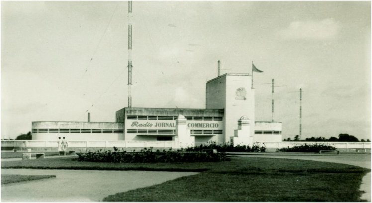 Foto histórica do prédio que abrigava os famosos transmissores da Rádio Jornal do Commercio, cujo sinal era captado nas Américas, Europa e África