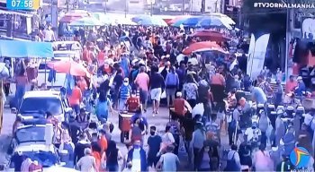 Feira da Sulanca em Caruaru têm aglomeração na manha desta segunda-feira (27)