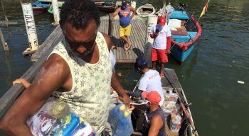 Doações são entregues para moradores de palafitas de Brasília Teimosa