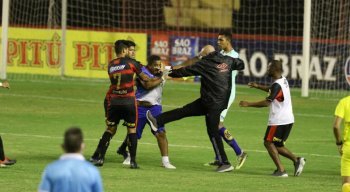 O massagista do Vitória e o auxiliar técnico do Sport brigaram após o gol de Marquinhos.