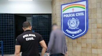 No dia de hoje, estão sendo cumpridos 03 ( três) Mandados de Prisão Preventiva, todos referentes a agentes públicos, sendo tais mandados expedidos pela 1ª Vara Criminal da Comarca do Cabo de Santo Agostinho.