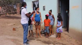 Professor passa semanalmente na casa dos alunos