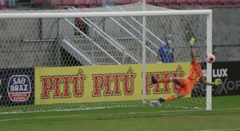 Goleiro Maycon fez a defesa que colocou o Santa Cruz na decisão