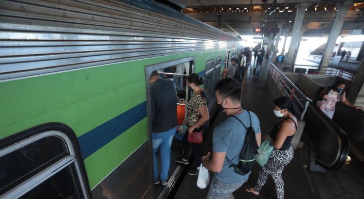 CBTU volta atrás e aplica 7º reajuste na tarifa do Metrô do Recife, gerando reclamações de usuários