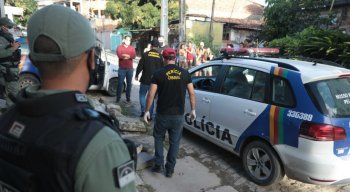 Policiais do DHPP e peritos do Instituto de Criminalística estiveram no local do homicídio