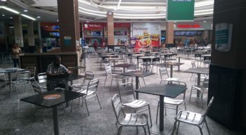 Mesas da praça de alimentação foram demarcadas para que clientes respeitem distanciamento