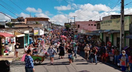 Movimento é intenso na Feira da Sulanca nesta segunda