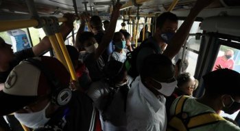 Transporte público lotado pode ajudar na propagação do novo coronavírus, afirma infectologista