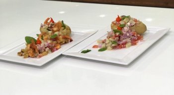 Prático e rápido: vinagrete de batata com camarões salteados