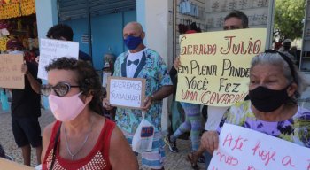 Comerciantes levaram cartazes para a manifestação
