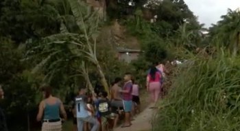 A mãe da vítima contou a equipe de reportagem da TV Jornal que colocou o filho para fora de casa há cerca de 1 ano quando ele começou a se envolver com o tráfico de drogas