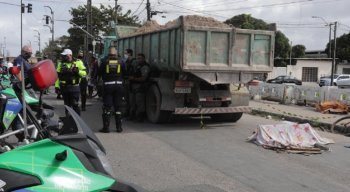 Criança estava na bicicleta com a avó quando os dois foram derrubados pelo caminhão