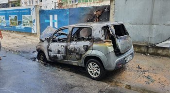 Carro ficou completamente destruído após incêndio