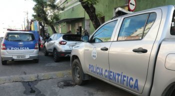 Segundo testemunhas, a vítima estava caminhando pela na Rua São Geraldo quando foi abordada pelos criminosos.
