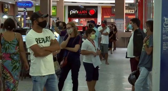 Movimentação na praça de alimentação do Caruaru Shopping