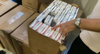 No total, foram apreendidos 210 mil cigarros, além de um revólver calibre 38, cinco munições intactas e quase R$ 1.500 em dinheiro.