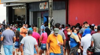 Muita gente madrugou na agência da Caixa Econômica Federal do Centro de Jaboatão dos Guararapes, no Grande Recife