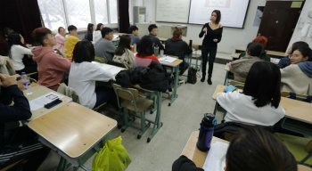 Alunos chineses durante aula, em escola da China