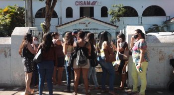 Mulheres em frente ao Cisam, no Recife