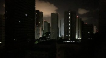 Apagão atingiu vários bairros do Recife e Região Metropolitana na noite desta quinta-feira (13)