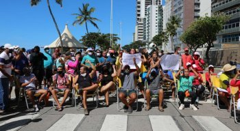 Barraqueiros protestam na orla de Boa Viagem nesta sexta-feira (14)