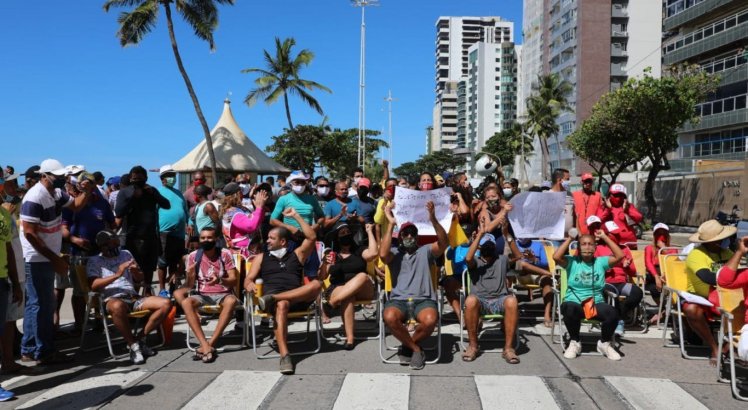 Barraqueiros fazem protesto para volta de atividades na Praia de Boa Viagem
