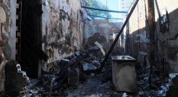 Incêndio atingiu um depósito na Avenida Cruz Cabugá, no Recife