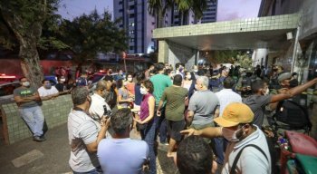 Grupos protestaram contra e a favor do aborto em frente ao Cisam, no Recife