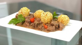Picadinho de Carne com Bolinho de Arroz, do chef Rivandro França
