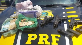 As armas e o dinheiro foram apreendidos pela Polícia Rodoviária Federal