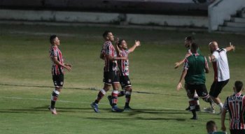 Toty foi o autor do gol da vitória do Santa Cruz.