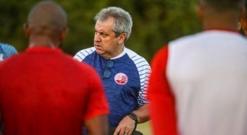 Apesar de não ficar na área técnica ainda, Gilson Kleina comandou treino nesta terça-feira.