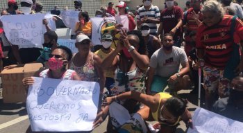 Manifestantes protestam na Avenida Boa Viagem por volta de atividades.
