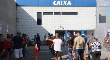 Pessoas enfrentaram filas na frente da Caixa da Caxangá