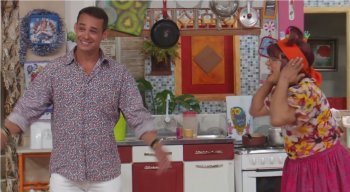 Tem cantor de brega desembarcando em Alphavela e Cindy quer, claro, tirar uma casquinha. Tá Puxado pra Matheus, viu!?