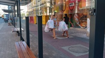 Ato de vandalismo deixou parada com vidros quebrados