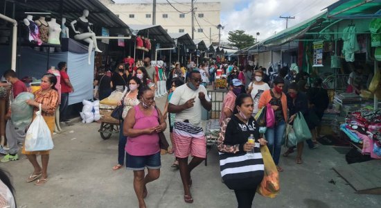 Movimentação na manhã desta segunda-feira (24) na Feira da Sulanca, em Caruaru