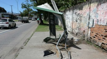 Parada de ônibus ficou totalmente destruída