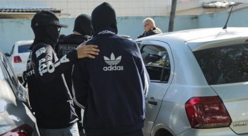 O grupo é investigado pela morte de um líder comunitário e do filho dele, um estudante universitário, em junho desse ano