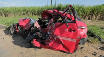 O carro em que estava o casal e o cachorro na PE-38