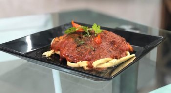 Massa fresca e tilápia ao molho de tomate preparada pelo chef Rivandro França