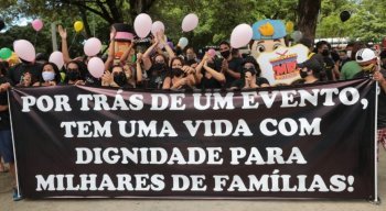 Profissionais realizaram protesto nesta terça-feira (1º) para cobrar retomada das atividades