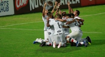 Jogadores do Santa Cruz comemorando gol