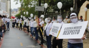 Manifestantes seguravam cartazes e bolas brancas durante o ato